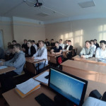 Общее фото студентов в кабинете за партами