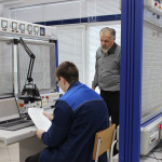 Студень за выполнением задания и преподаватель рядом с ним