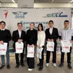 Студенты на фоне баннера с пакетами в руках