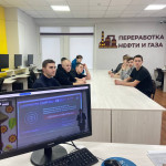 Студенты в кабинете "Переработка нефти и газа" смотрят трансляцию
