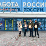 Волонтеры с грамотами в руках