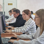 Студенты за компьютерами выполняют задание