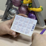 В руках держат маленький календарик с отмеченными датами
